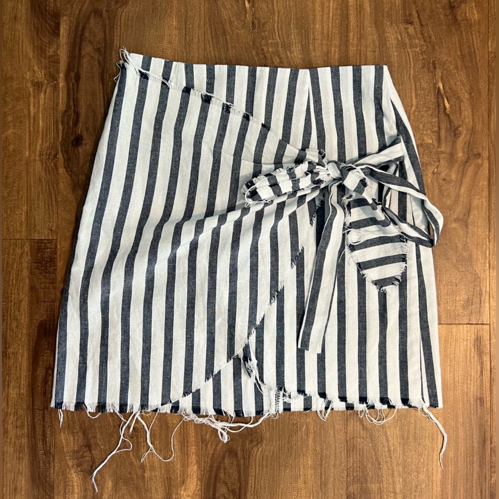 LF Mint Vanilla Tie Front Mini Skirt, Size 6, White with Dark Navy Stripes